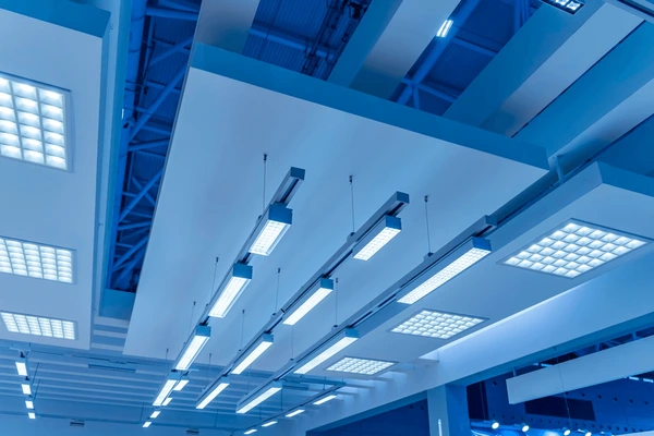 Sistema de iluminação técnica em empreendimento comercial