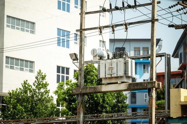 Transformador e rede de distribuição elétrica junto a edificações